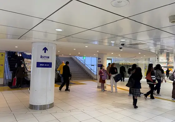 伊勢丹方面へ進行します。